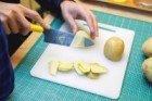 Šablonu můžete vytvořit z čekoholiv, co má pevnější tvar, třeba brambor